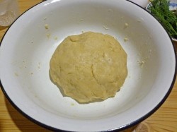 Пирог с плавленным сыром и луком