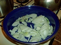 Пирог с плавленным сыром и луком