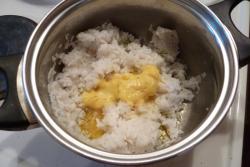 Пирог с начинкой из семги, риса и яиц из дрожжевого теста