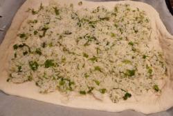 Пирог с начинкой из семги, риса и яиц из дрожжевого теста