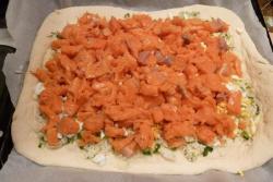 Пирог с начинкой из семги, риса и яиц из дрожжевого теста