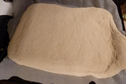 Пирог с начинкой из семги, риса и яиц из дрожжевого теста