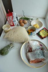 Пирог с начинкой из семги, риса и яиц из дрожжевого теста