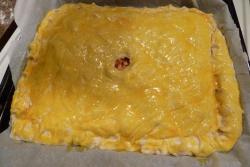 Пирог с начинкой из семги, риса и яиц из дрожжевого теста