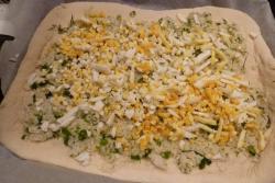 Пирог с начинкой из семги, риса и яиц из дрожжевого теста