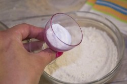 название картинки Пирог с вареньем на кефире скорый