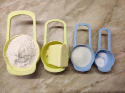 название картинки Пирог с вишней и сметанной заливкой