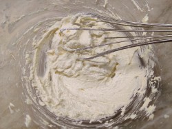 название картинки Пирог с вишней и сметанной заливкой