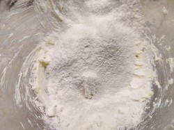 название картинки Пирог с вишней и сметанной заливкой