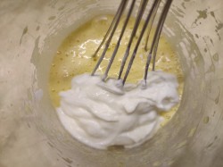 название картинки Пирог с вишней и сметанной заливкой