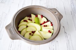 название картинки Пирог с яблоками и брусникой