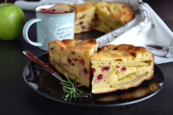 название картинки Пирог с яблоками и брусникой