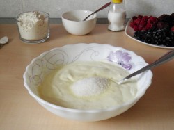 название картинки Пирог с ягодами в мультиварке