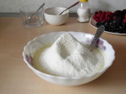 название картинки Пирог с ягодами в мультиварке