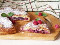 название картинки Пирог с ягодами в мультиварке