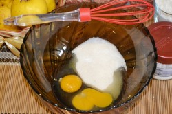 название картинки Быстрый пирог в микроволновке за 5 минут яблочный