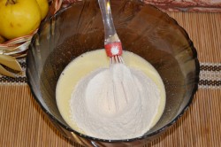 название картинки Быстрый пирог в микроволновке за 5 минут яблочный