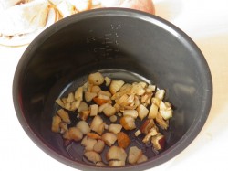 название картинки Пирог в мультиварке с грибами