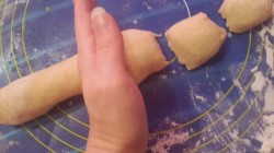 название картинки Пирожки-малыши из чудо-теста с луком и яйцом в духовке