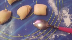 название картинки Пирожки-малыши из чудо-теста с луком и яйцом в духовке