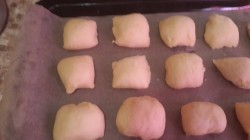 название картинки Пирожки-малыши из чудо-теста с луком и яйцом в духовке