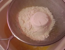 название картинки Пирожки-малыши из чудо-теста с луком и яйцом в духовке