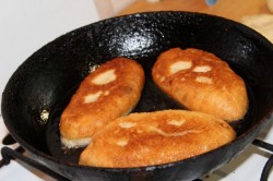 Пирожки с горохом жареные на сковороде