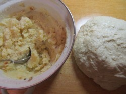 Жареные пирожки с картошкой на дрожжах на сковороде