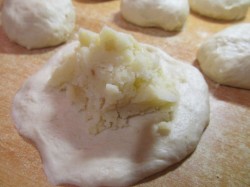 Жареные пирожки с картошкой на дрожжах на сковороде