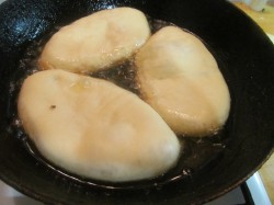 Жареные пирожки с картошкой на дрожжах на сковороде