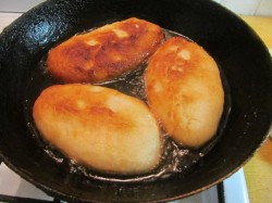 Жареные пирожки с картошкой на дрожжах на сковороде
