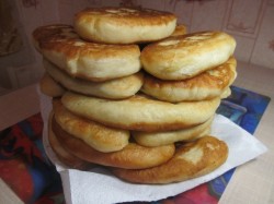 Жареные пирожки с картошкой на дрожжах на сковороде