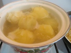 Жареные пирожки с картошкой на дрожжах на сковороде