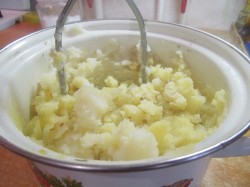 Жареные пирожки с картошкой на дрожжах на сковороде