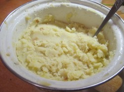 Жареные пирожки с картошкой на дрожжах на сковороде