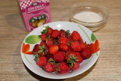 название картинки Пирожки с клубникой из дрожжевого теста в духовке