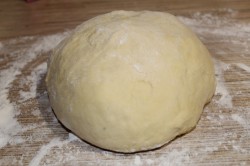 название картинки Пирожки с клубникой из дрожжевого теста в духовке