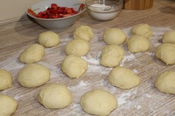 название картинки Пирожки с клубникой из дрожжевого теста в духовке