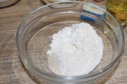 название картинки Пирожки с клубникой из дрожжевого теста в духовке