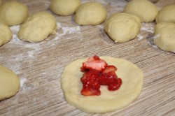 название картинки Пирожки с клубникой из дрожжевого теста в духовке