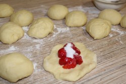 название картинки Пирожки с клубникой из дрожжевого теста в духовке