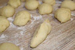 название картинки Пирожки с клубникой из дрожжевого теста в духовке