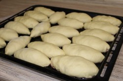 название картинки Пирожки с клубникой из дрожжевого теста в духовке