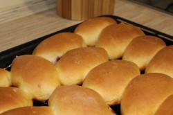 название картинки Пирожки с клубникой из дрожжевого теста в духовке