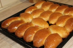 название картинки Пирожки с клубникой из дрожжевого теста в духовке