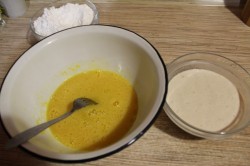 название картинки Пирожки с клубникой из дрожжевого теста в духовке