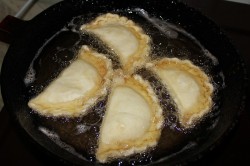 Пирожки с мясом жареные на сковороде Посикунчики - шаг 10