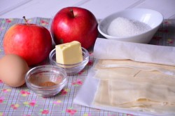 Пирожки с яблоками из теста фило в духовке