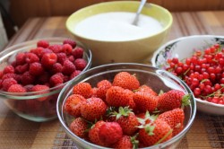 название картинки Дрожжевые пирожки с ягодами в духовке