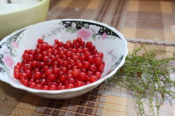 название картинки Дрожжевые пирожки с ягодами в духовке